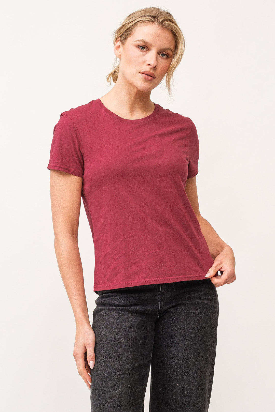 image of a female model wearing a UNITY CREW NECK SHORT SLEEVE RELAXED FIT TOP POMEGRANATE DEAR JOHN DENIM 