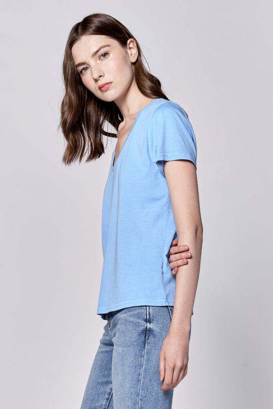 image of a female model wearing a MADELYN V-NECK SHORT SLEEVE RELAXED FIT TOP AZURE BLUE DEAR JOHN DENIM 