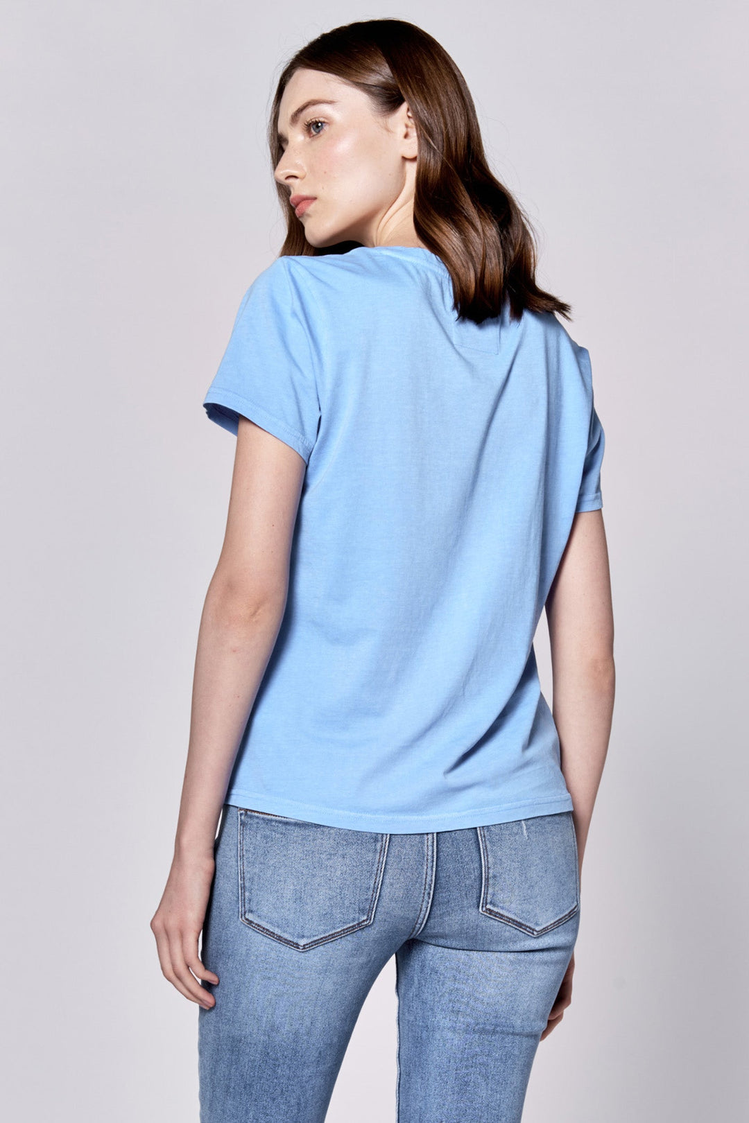 image of a female model wearing a MADELYN V-NECK SHORT SLEEVE RELAXED FIT TOP AZURE BLUE DEAR JOHN DENIM 