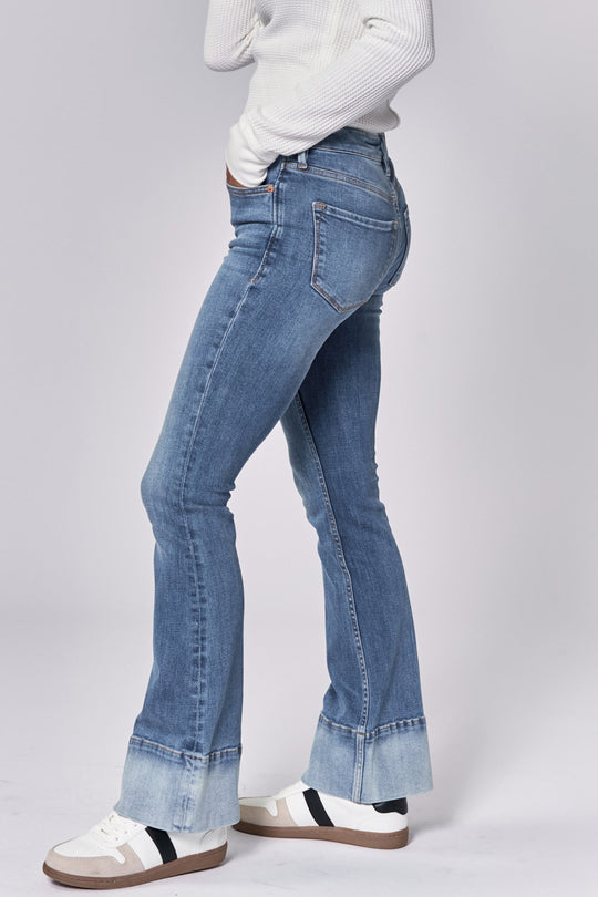 image of a female model wearing a JAXTYN MID RISE FULL INSEAM BOOTCUT JEANS LAGOON DEAR JOHN DENIM 