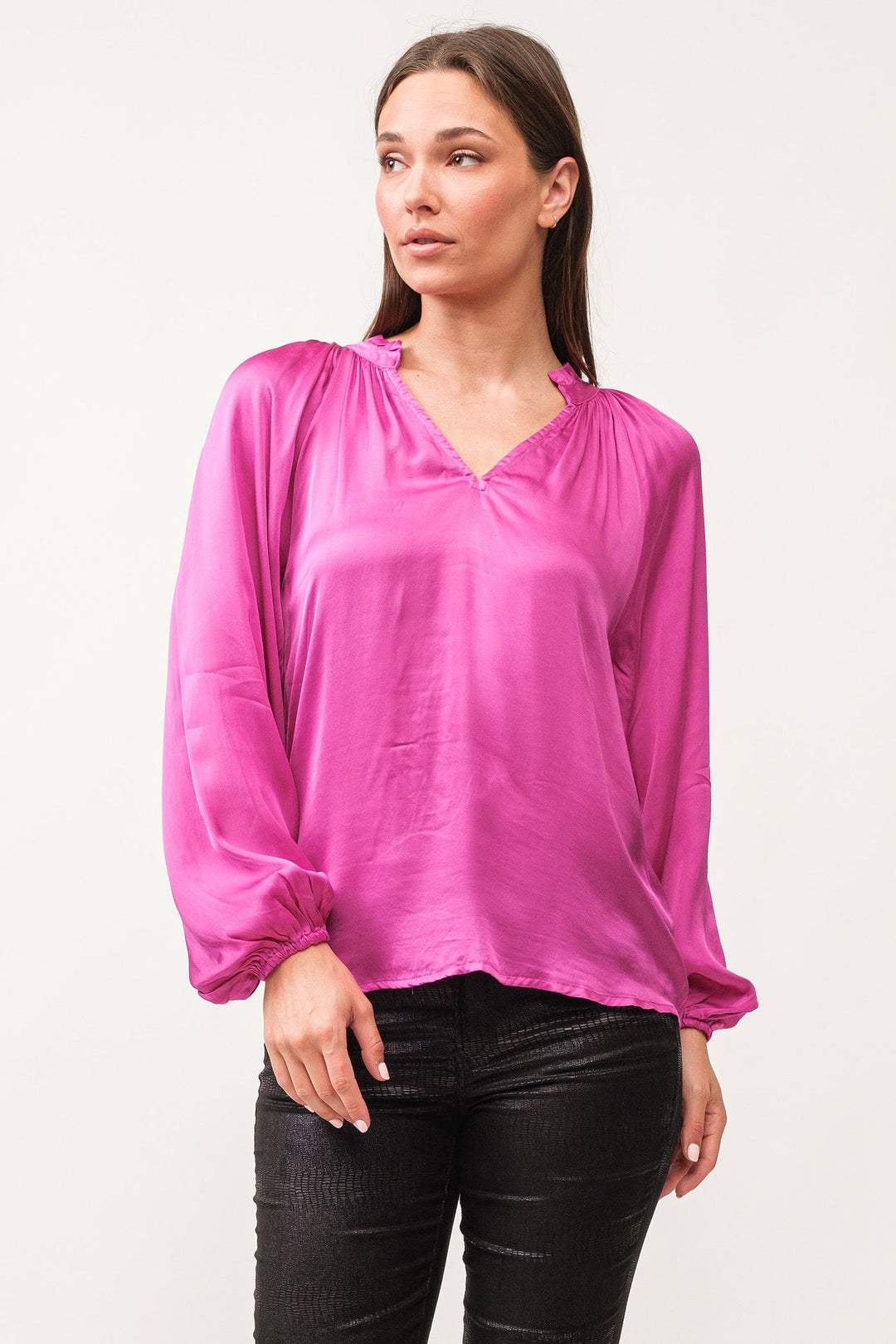 image of a female model wearing a MANON V-NECK LONG SLEEVE TOP DAHILA MAUVE DEAR JOHN DENIM 