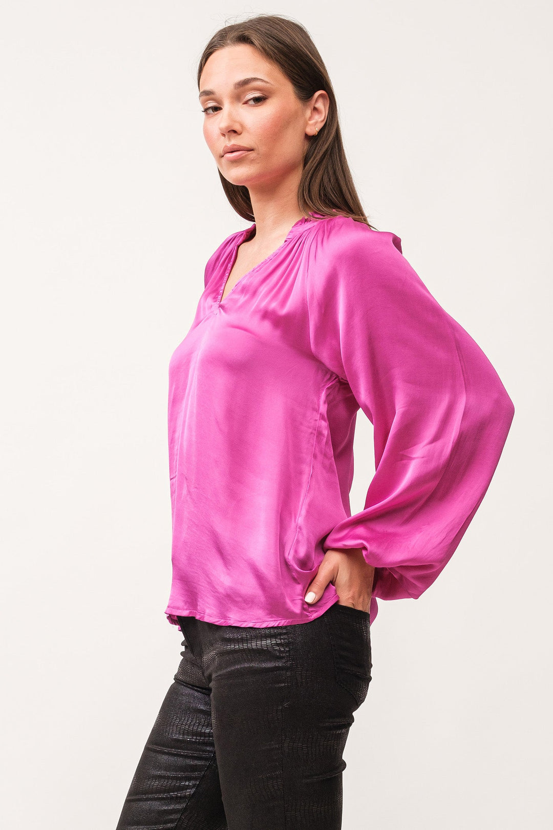 image of a female model wearing a MANON V-NECK LONG SLEEVE TOP DAHILA MAUVE DEAR JOHN DENIM 