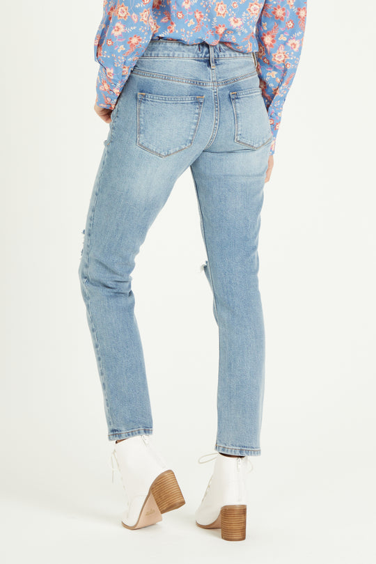 image of a female model wearing a 9 1/2" HIGH RISE BLAIRE SLIM STRAIGHT IN TRAVELER JEANS