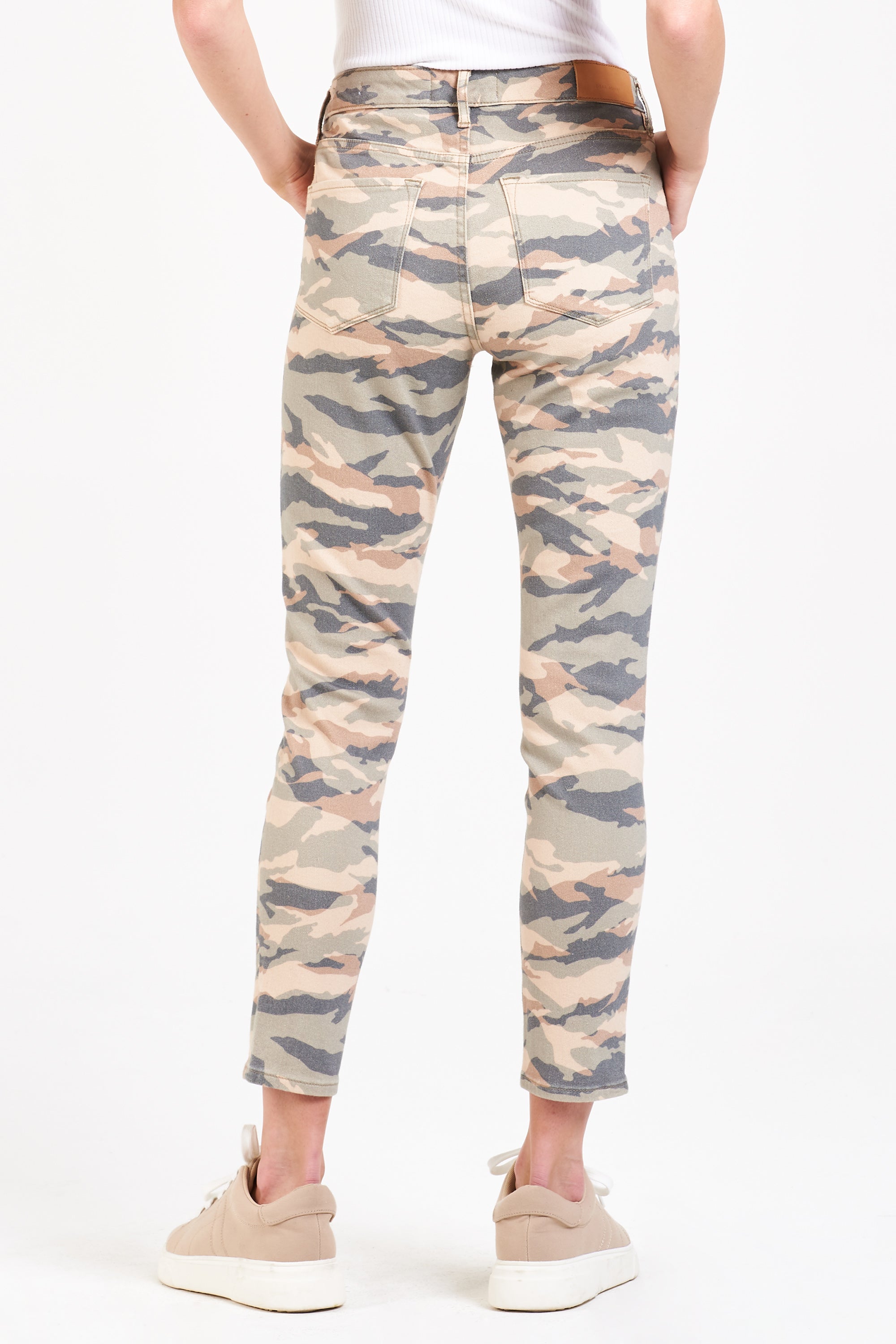 Ladies camo clearance skinny jeans