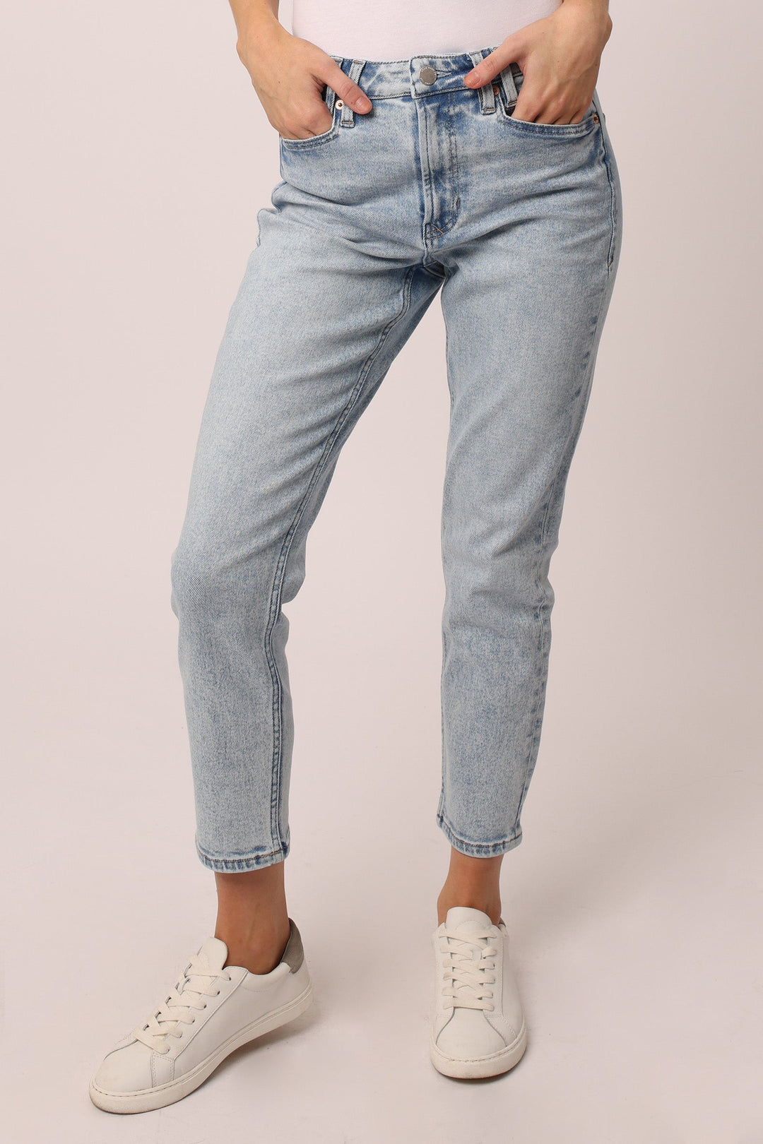 High Waisted Taper Jeans - Super Light Wash