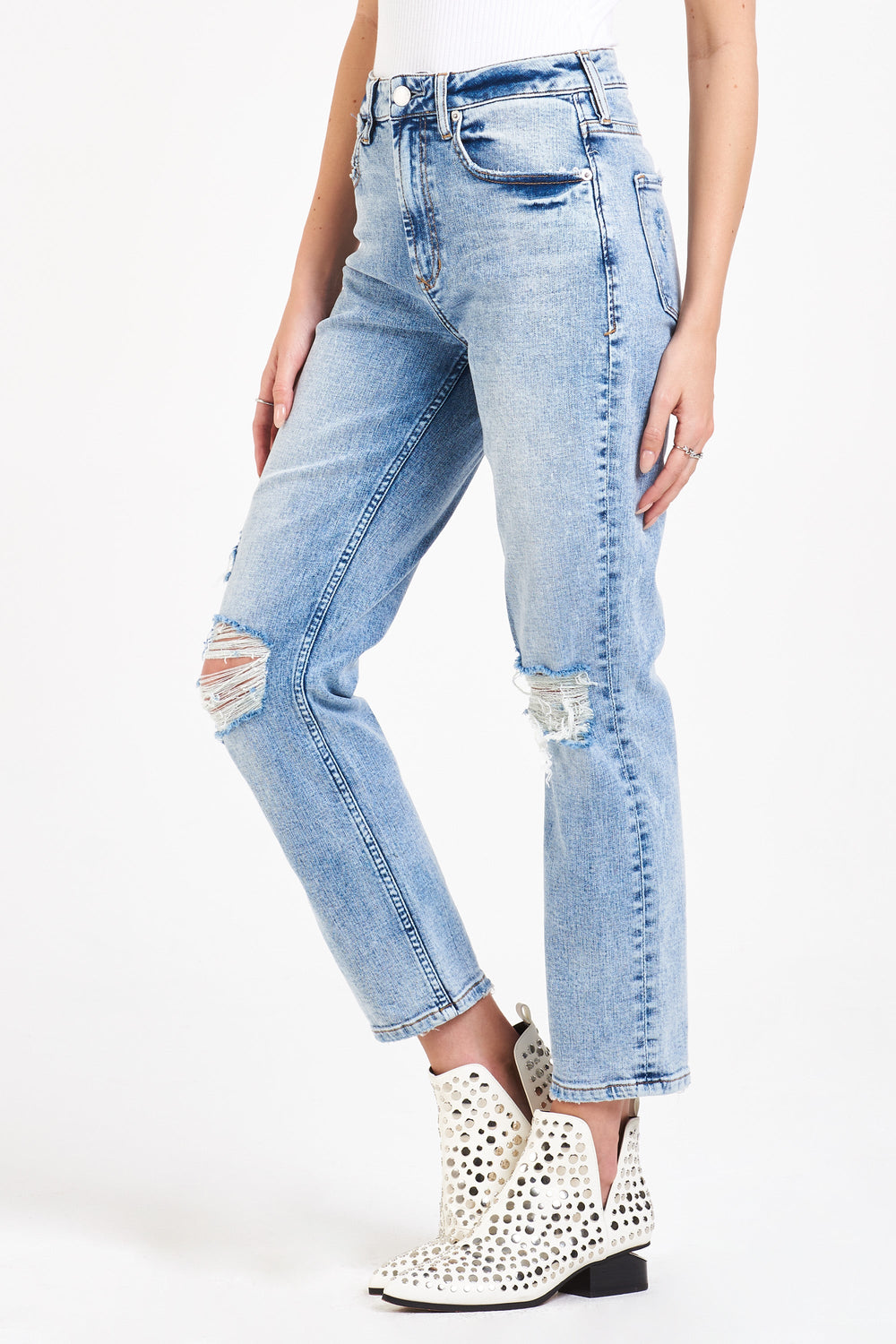 image of a female model wearing a JODI SUPER HIGH RISE CROPPED STRAIGHT LEG JEANS HORIZON JEANS