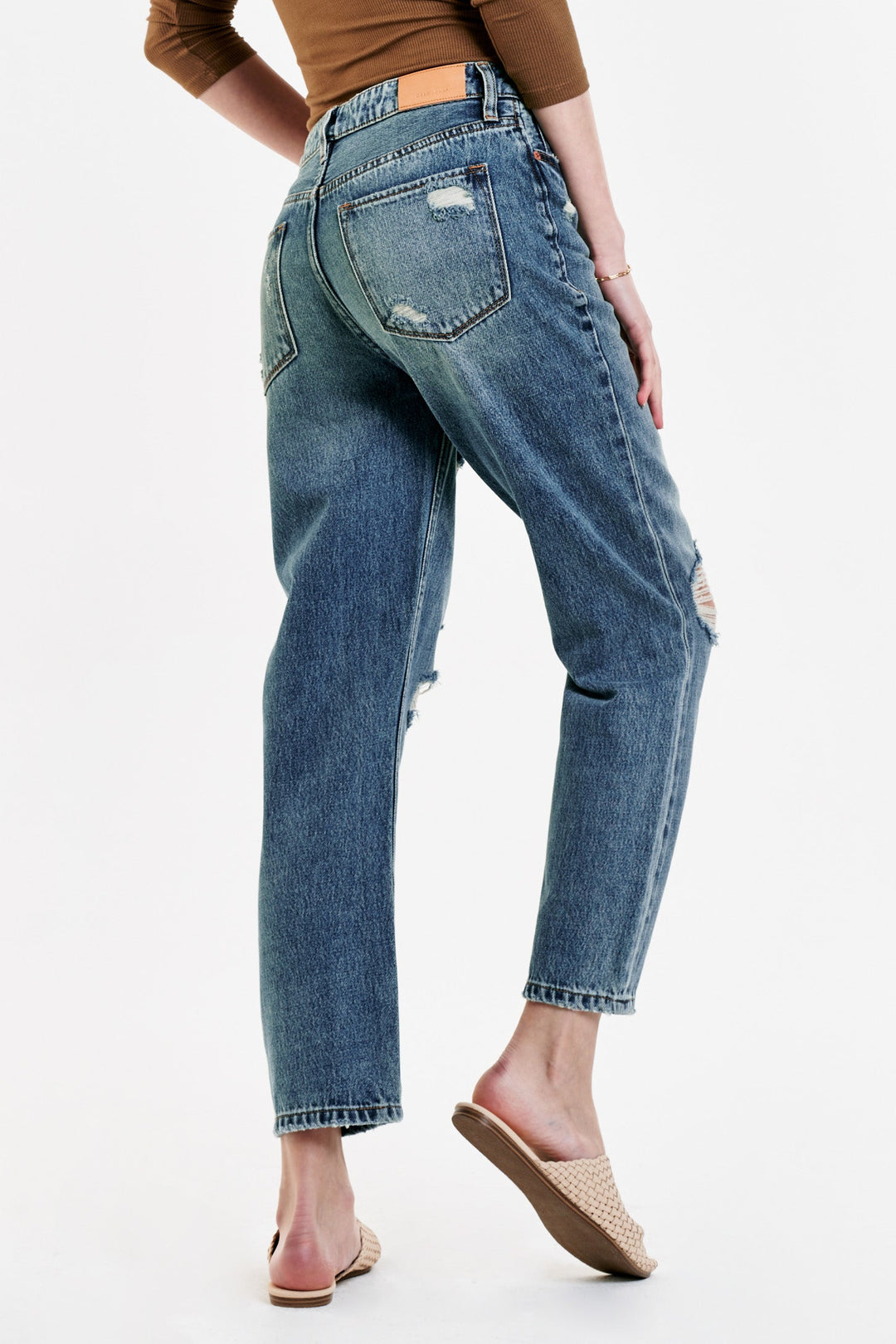 image of a female model wearing a JODI SUPER HIGH RISE CROPPED STRAIGHT JEANS SUMMER SKY JEANS