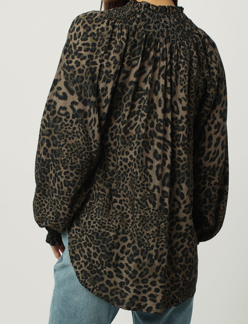 image of a female model wearing a MONA RUCHED RAGLAN SLEEVE TOP LEOPARD CUB DEAR JOHN DENIM 